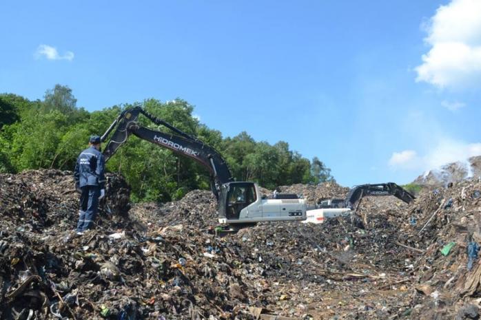 Пошукові роботи на сміттєзвалищі під Львовом призупинені через загрозу зсуву