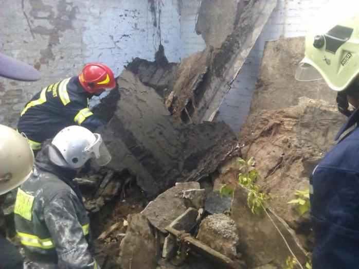 В Киеве на подростка обрушилось здание (ФОТО, ВИДЕО)