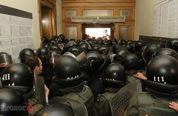 У мирному Львові скрізь військові та поліція, є постраждалі (ФОТО)