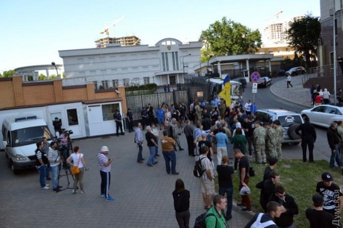 В Одесі активісти заблокували генконсульство РФ (ФОТО)