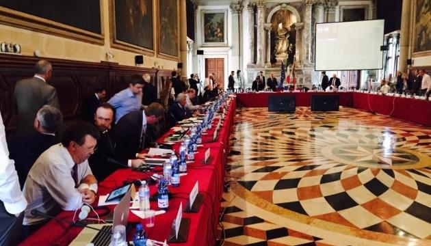 Венеційська комісія: Закон «про партійну диктатуру» підлягає перегляду