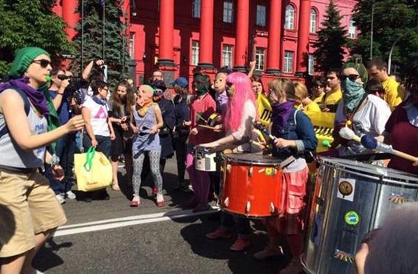 Полиция задержала 50 агрессивных киевлян во время ЛГБТ-прайда (ФОТО)