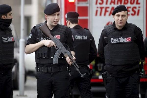 У Туреччині поліцейські стали безробітними через селфі з серійним вбивцею