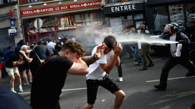 Во Франции полиция разогнала слезоточивым газом группу английских фанов (ВИДЕО)