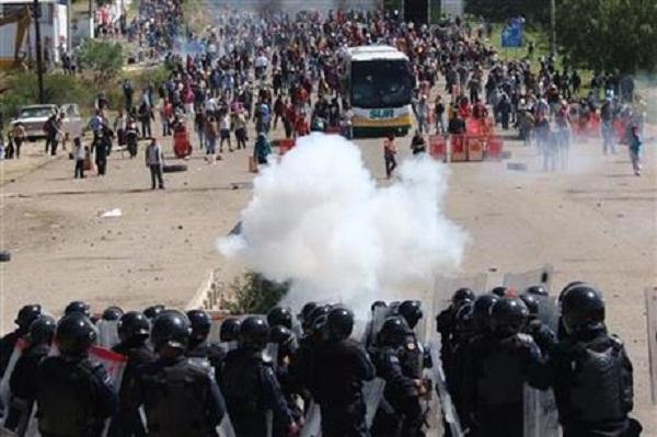 В Мексике акцию протеста учителей разгонял спецназ, есть жертвы (ФОТО)