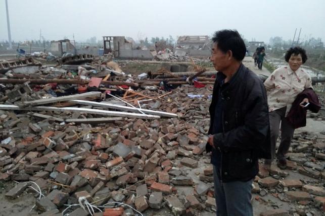 Потужні торнадо та зливи пройшлися сходом Китаю, більше 50 жертв (ФОТО)