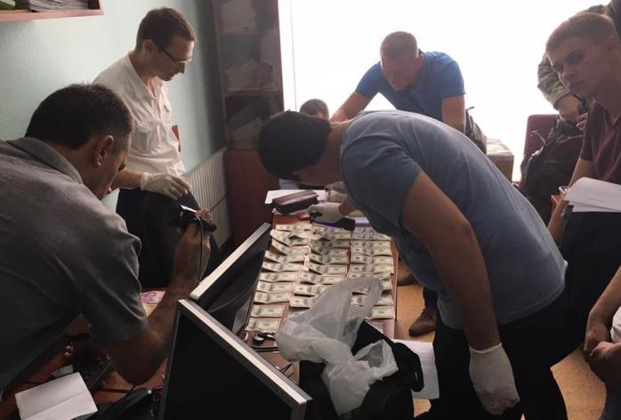 Пойманы на взятке: полиция обыскивает кабинеты чиновников Харьковского горсовета (ФОТО)