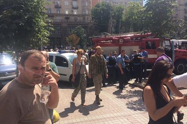 Активисты перекрыли Крещатик, требуя освободить комбата «Айдара», собираются домой к Порошенко (ФОТО)