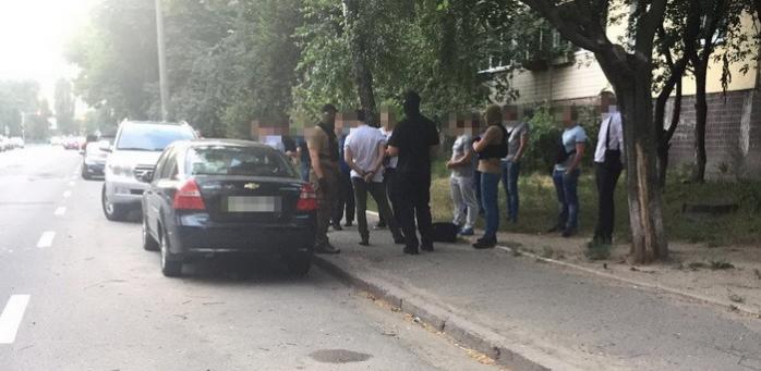 Cлідчого київської поліції спіймали на хабарі у 15 тисяч доларів (ФОТО)