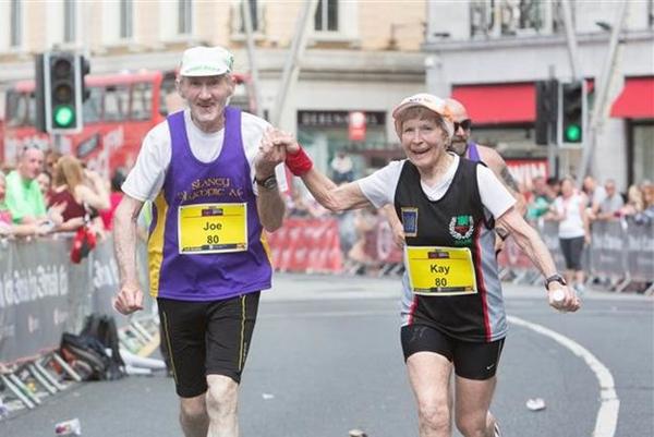 В годовщину свадьбы 80-летняя пара пробежала 42 км и финишировала, держась за руки (ФОТО)
