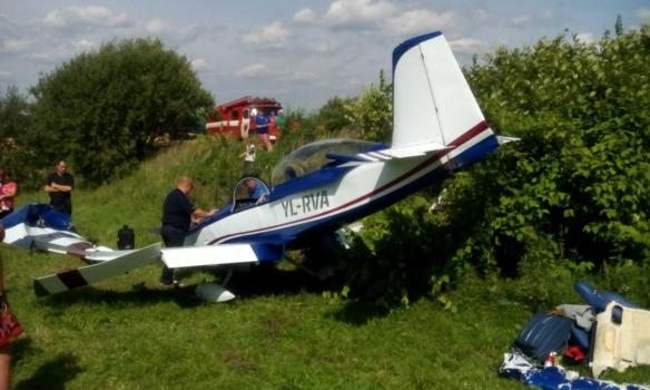 На Львівщині аварійно сів літак із громадянами Латвії (ФОТО)