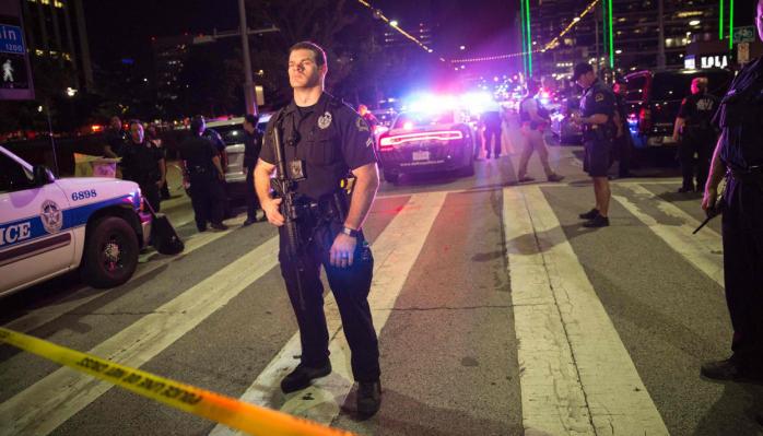 Полиции Далласа угрожают новыми нападениями, в городе повышены меры безопасности