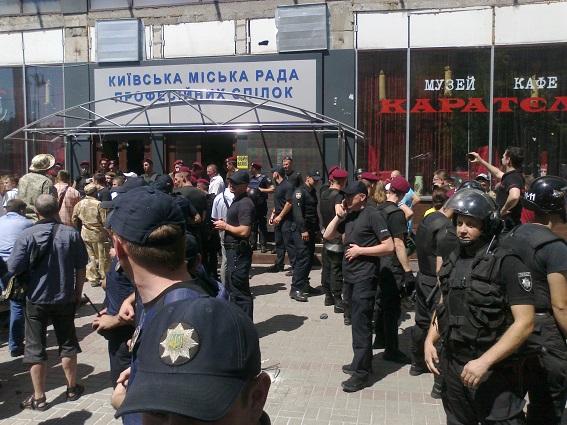 Власники МАФів заважали знесенню кафе в Будинку профспілок у Києві, є затримані (ФОТО)