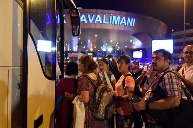 В аеропорту Стамбула перебувають 30 українців