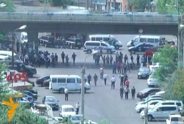 У Єревані невідомі захопили будівлю поліції: є загиблі, прибули танки (ФОТО)
