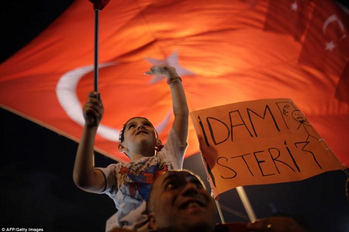 Появилось видео штурма отеля, в котором отдыхал президент Турции Эрдоган