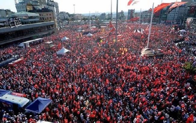 В Стамбуле десятки тысяч человек вышли на митинг в поддержку демократии