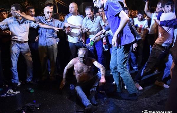 У Єревані один із демонстрантів намагався себе публічно спалити (ФОТО)