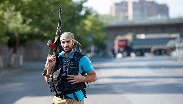 Захватчики здания полиции в Ереване сдались властям