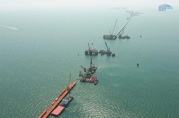 Россия начала строить судоходную часть Керченского моста (ФОТО)