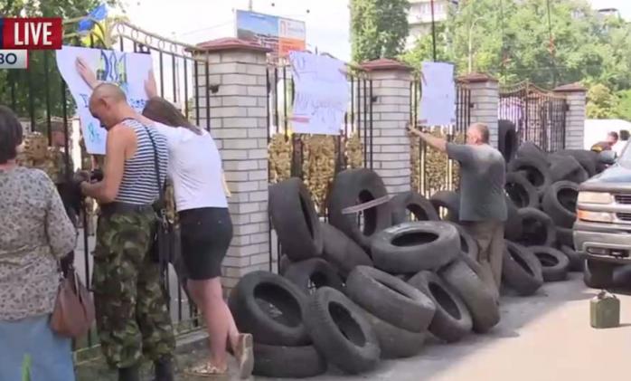 Поліція почала переговори з блокувальниками суду, де слухають справу торнадівця Цукура