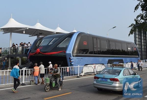 Китайцы испытали автобус, под которым могут проезжать автомобили (ФОТО, ВИДЕО)