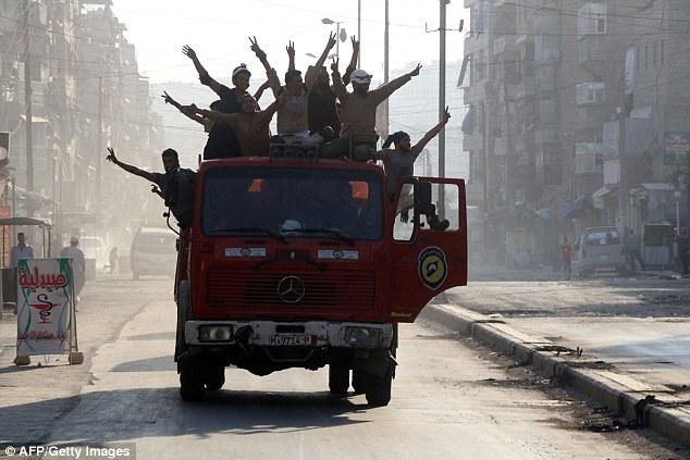 Армія Асада зазнає поразки в Алеппо, сирійці вийшли на вулиці міста (ФОТО)