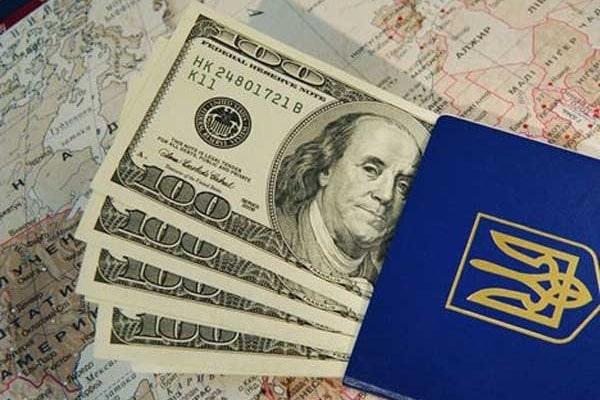 С сегодняшнего дня украинцам официально разрешено менять валюту без паспорта