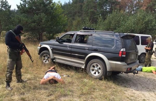 СБУ задержала на Ровенщине «крышу» копателей янтаря во главе с милиционером (ФОТО)