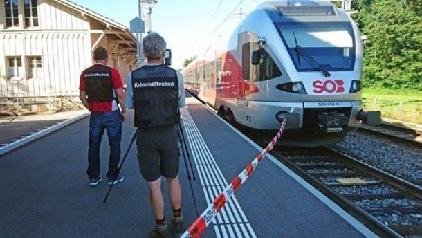 В Швейцарии вооруженный ножом мужчина напал на пассажиров поезда (ФОТО)