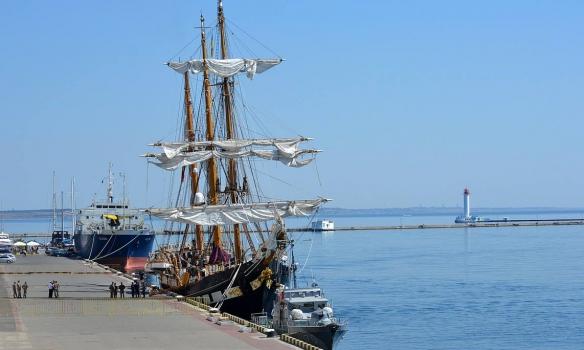 В Одессу прибыл корабль итальянских ВМС (ФОТО)