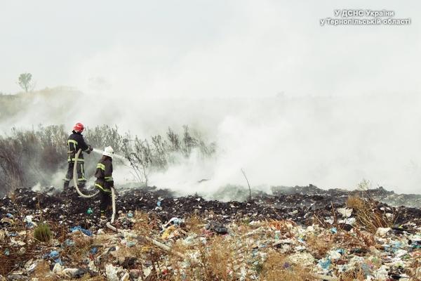 Під Тернополем загорілося сміттєзвалище (ФОТО)
