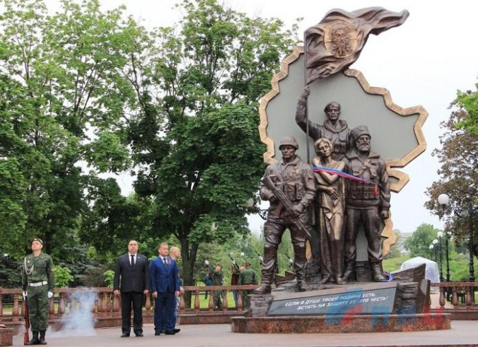 У Луганську підірвали пам’ятник бойовикам ЛНР (ФОТО)