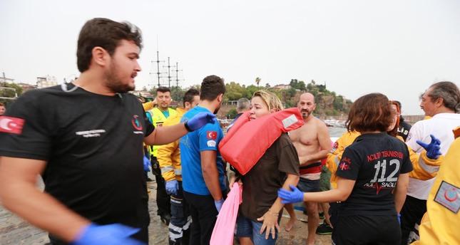 Човен з 87 туристами перекинувся поблизу Анталії, триває рятувальна операція (ФОТО)