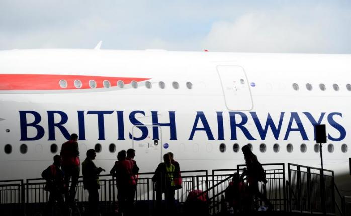 Сбои и забастовки в аэропортах Лондона: рейсы под угрозой срыва