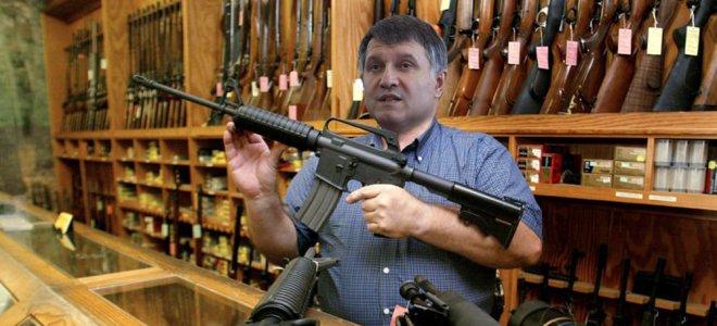 Аваков дарує автомати під виглядом нагородних пістолетів — ЗМІ