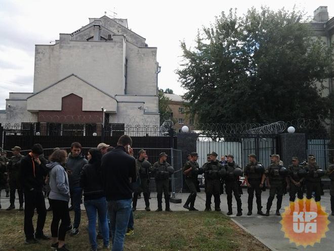 Возле посольства РФ в Киеве произошли стычки, есть пострадавшие и задержанные (ФОТО, ВИДЕО)