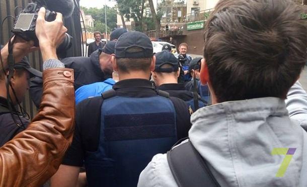 В Одессе задержаны четыре человека за драку возле российского генконсульства