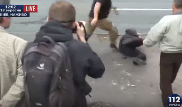 Появилось видео избиения россиянина возле посольства в Киеве