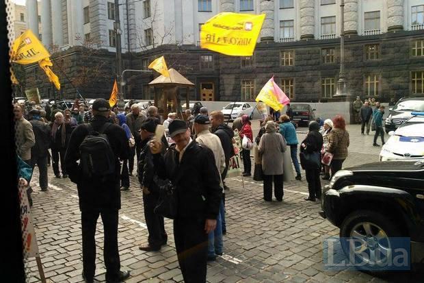 Під Кабміном перекривали рух вкладники збанкрутілого банку «Михайлівський» (ФОТО)