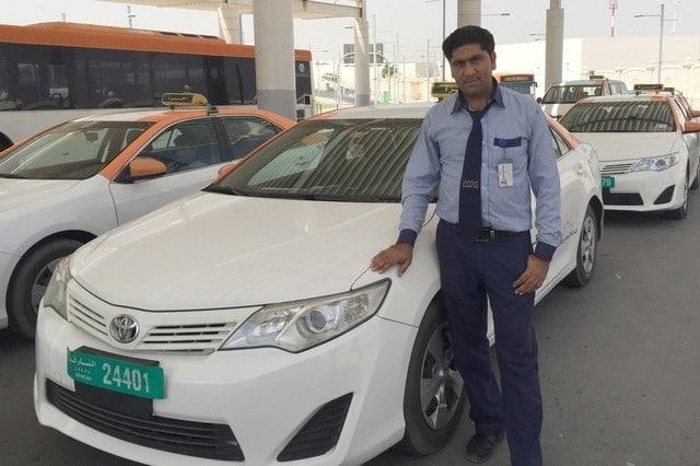 В ОАЭ водитель такси вернул пассажиру забытый портфель с 500 тыс. долларов