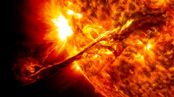NASA показало арки на Солнце (ФОТО)