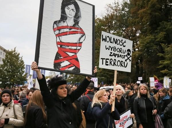 У Польщі пройшов мітинг проти заборони абортів: поранено п’ять поліцейських