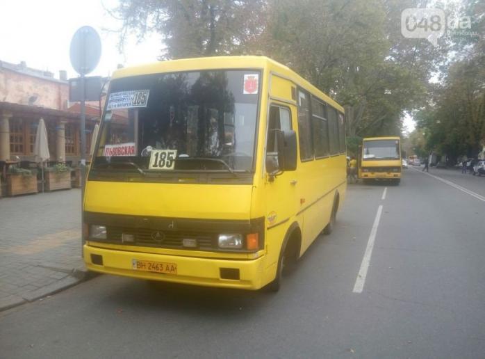 В Одесі навпроти СБУ обстріляли маршрутку (ФОТО)