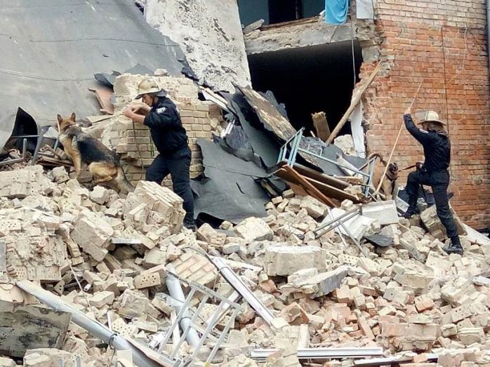 Обрушение стены школы в Василькове: спасатели сообщили подробности эвакуации (ФОТО)