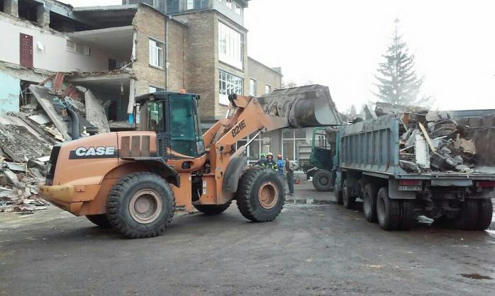 Спасатели разобрали завалы школы в Василькове