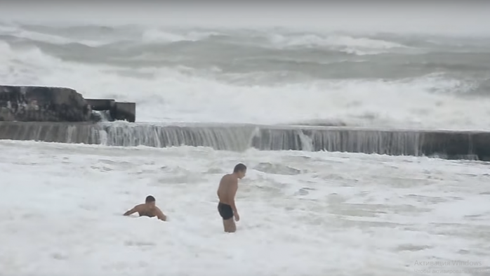 В Одесі екстремали-серфінгісти зняли лютий шторм (ВІДЕО, ФОТО)
