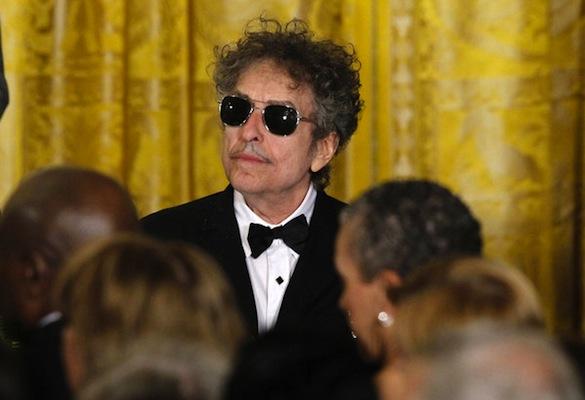 Нобеля по литературе присудили известному музыканту Бобу Дилану (ВИДЕО)
