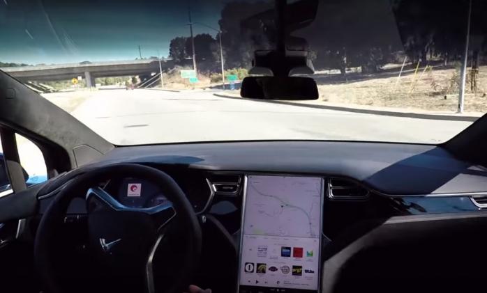 Кроссовер Tesla смог сам довезти своего хозяина до работы и припарковаться (ВИДЕО)