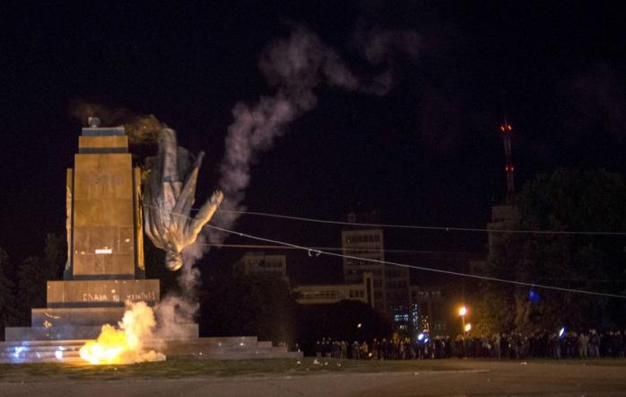 «Ленинопад» завершен: в Украине упал последний памятник вождю (ВИДЕО)